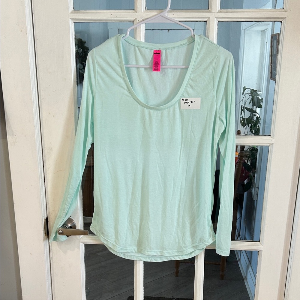 Y16.    Mint Green Long Sleeve Top